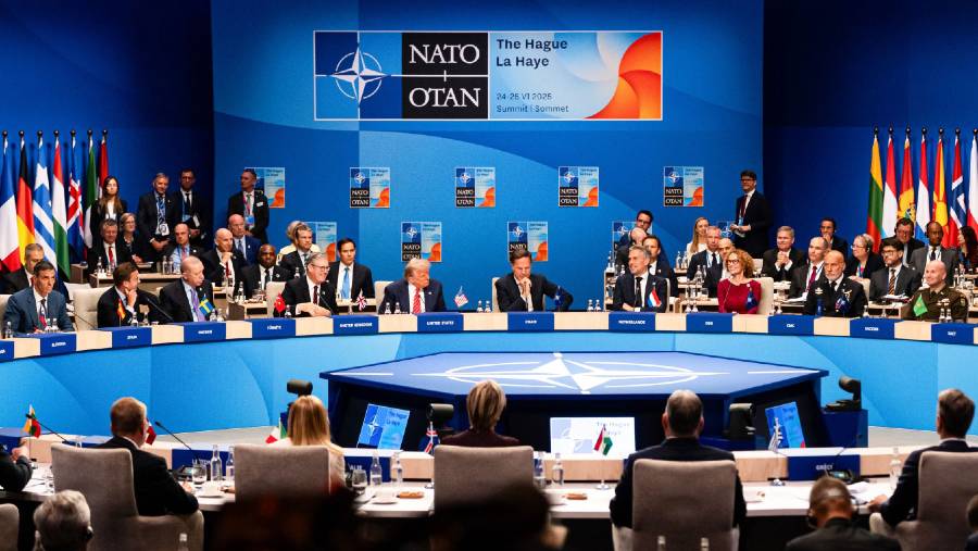 Para pemimpin dunia selama pertemuan pleno NATO pada 25 Juni 2025. (Lina Selg/Bloomberg)