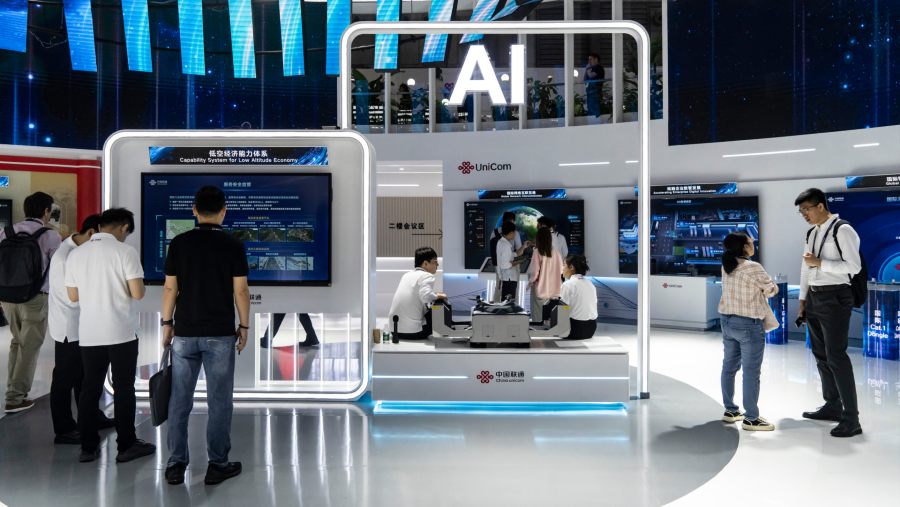 Pameran China Unicom Hong Kong Ltd di Shanghai, China dengan tampailan papan bertuliskan artificial intelligence. (Dok: Qilai Shen/Bloomberg)	
