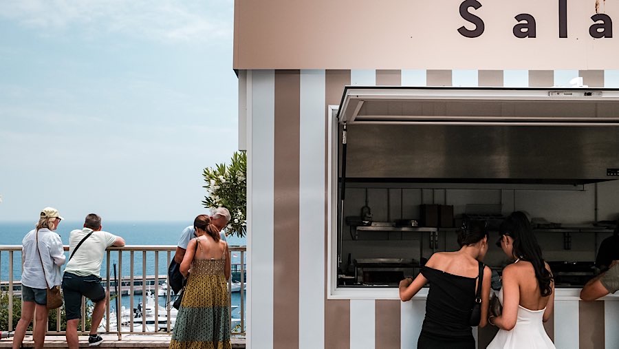 Pajak keluar diterapkan sebagai upaya untuk memperlambat migrasi orang kaya. (Jeremy Suyker/Bloomberg)