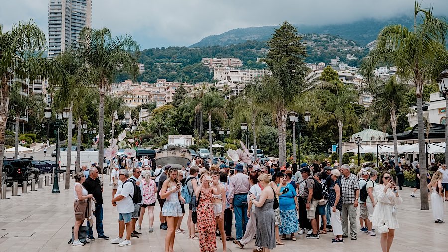Turis di Place du Casino di Monte Carlo, Monako, Rabu, (25/6/2025). (Jeremy Suyker/Bloomberg)