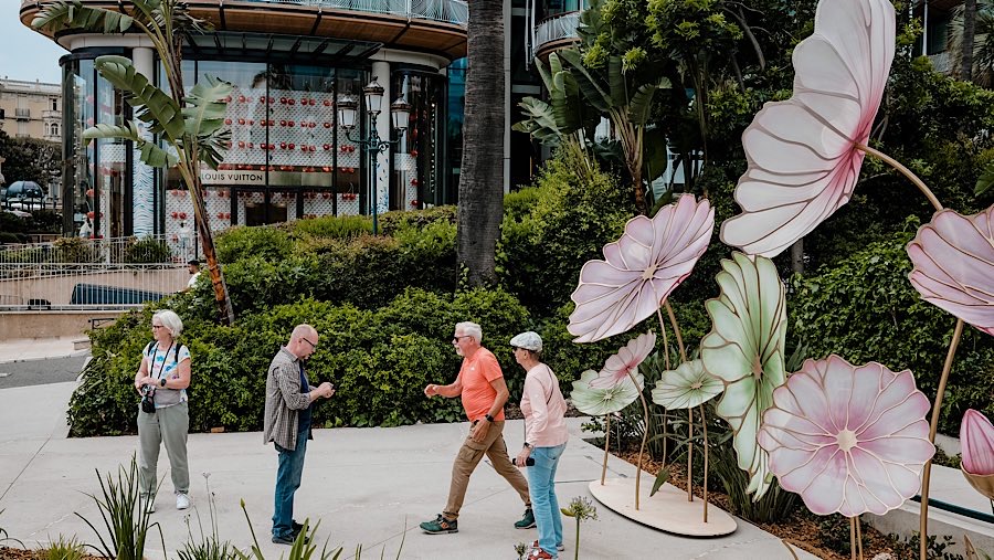 Turis mengambil foto di dekat taman Kasino Monte Carlo di Monte Carlo, Monako, Rabu, (25/6/2025). (Jeremy Suyker/Bloomberg)
