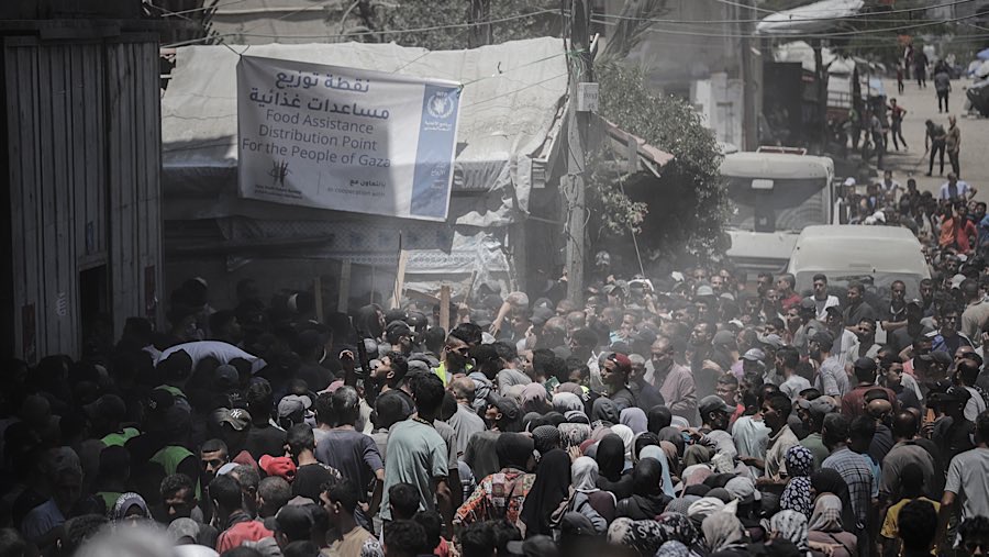 Warga menunggu untuk mengambil karung tepung dari titik distribusi Program Pangan Dunia (WFP) di Kota Gaza, Kamis (26/6/2025). (Ahmad Salem/Bloomberg)