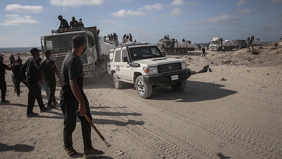 Truk pengangkut bantuan kemanusiaan tiba dengan pengawalan kendaraan PBB di Beit Lahia, Gaza utara, Rabu (25/6/2025). (Ahmad Salem/Bloomberg)