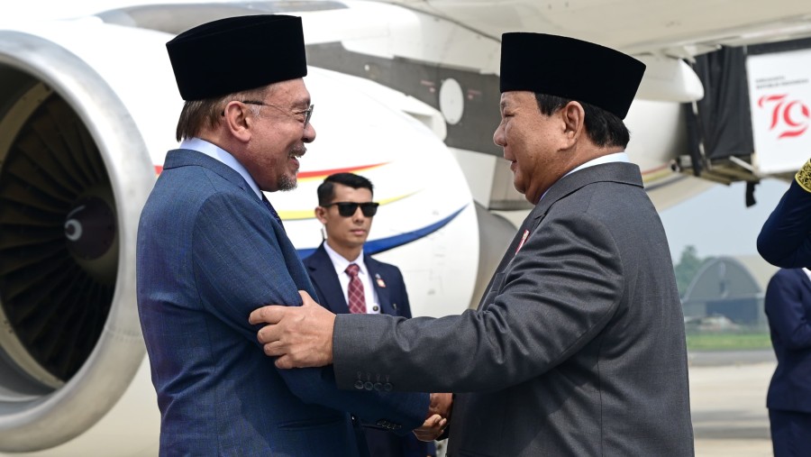 PM Malaysia Anwar Ibrahim tiba di Indonesia pada Jumat (27/6), disambut Presiden Prabowo Subianto. (Foto: Muchlis Jr - Biro Pers Sekretariat Presiden)