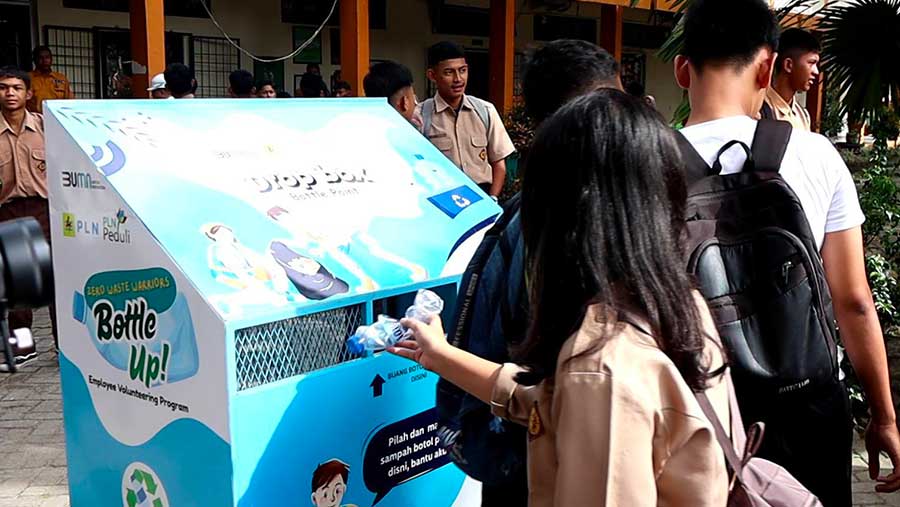 Melalui aksi Bottle Up, para siswa diajak mengumpulkan botol plastik bekas sebagai kontribusi kecil yang berdampak besar. (Dok. PLN)