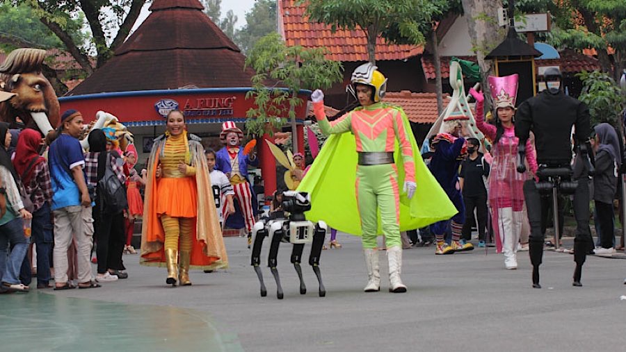 Dalam parade tersebut terlihat dua robot mengikuti iring-iringan sambil menyapa pengunjung. (Bloomberg Technoz/Andrean Kristianto)