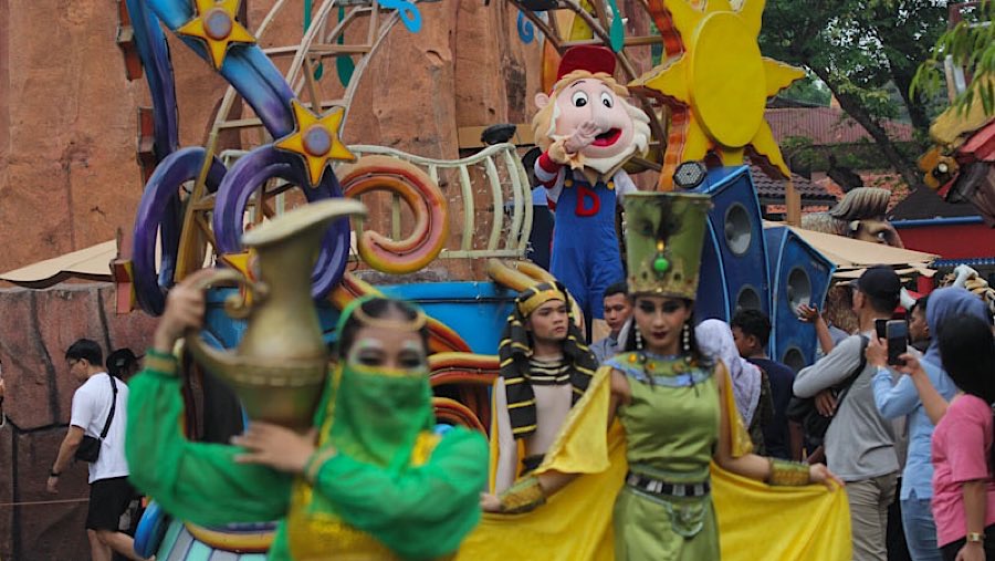 Suasana parade di Dunia Fantasi (Dufan), Taman Impian Jaya Ancol, Jakarta, Jumat (27/6/2025). (Bloomberg Technoz/Andrean Kristianto)
