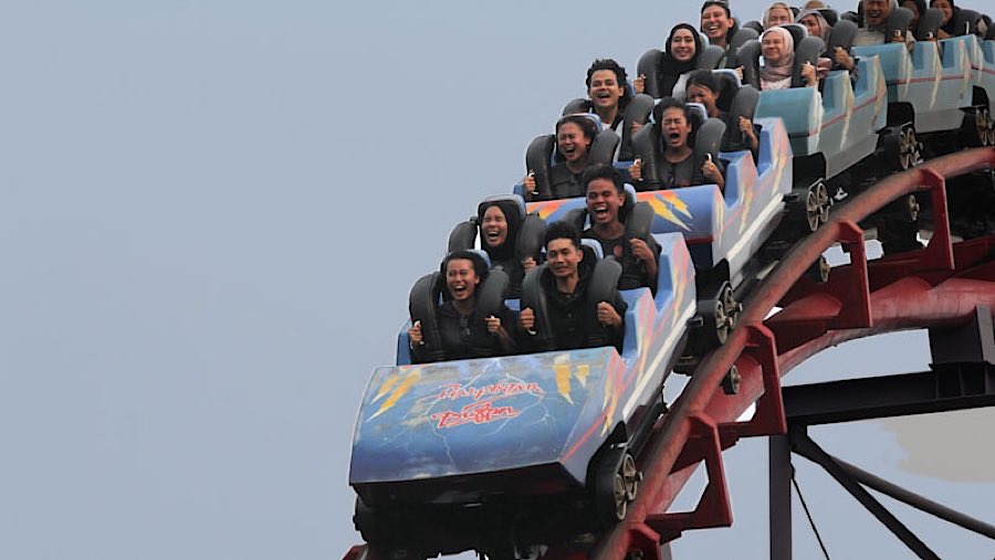 Pengunjung menaiki wahana Halilintar di Dunia Fantasi (Dufan), Taman Impian Jaya Ancol, Jumat (27/6/2025). (Bloomberg Technoz/Andrean Kristianto)