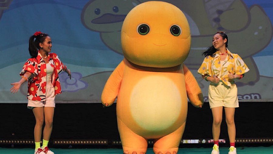 Di hari libur sekolah pengelola menampilkan pertunjukan Nailoong Summer Love yang dikenal ‘si dino kuning’. (Bloomberg Technoz/Andrean Kristianto)