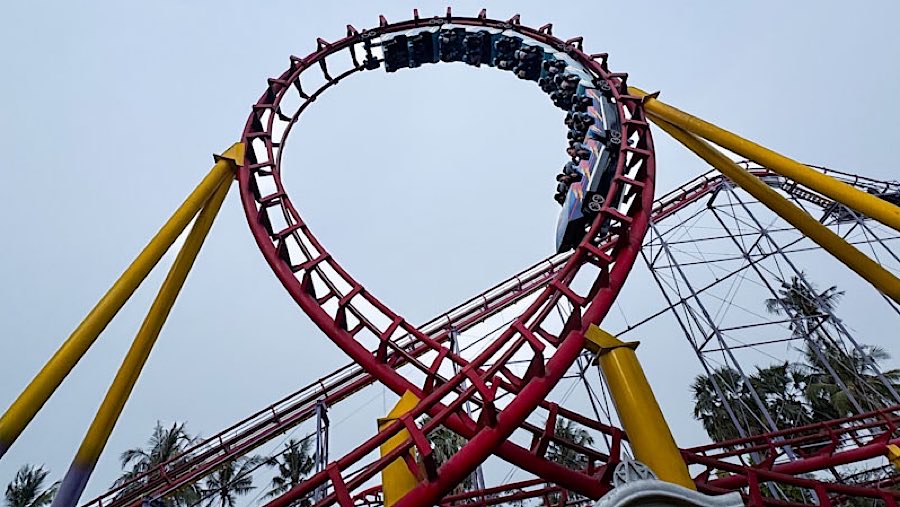 Pengunjung menaiki wahana Halilintar di Dunia Fantasi (Dufan), Taman Impian Jaya Ancol, Jumat (27/6/2025). (Bloomberg Technoz/Andrean Kristianto)
