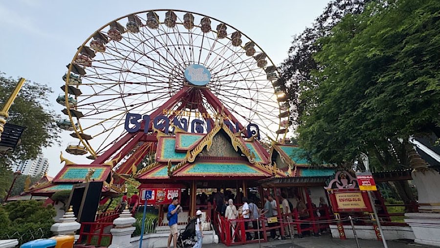 Pengunjung antre wahana Bianglala di Dunia Fantasi (Dufan), Taman Impian Jaya Ancol, Jumat (27/6/2025). (Bloomberg Technoz/Andrean Kristianto)

