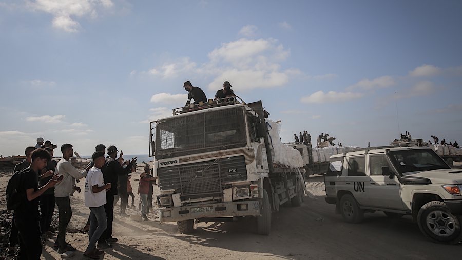 Truk yang membawa bantuan kemanusiaan tiba di Beit Lahia, Gaza utara, Rabu (25/6/2025). (Ahmad Salem/Bloomberg)