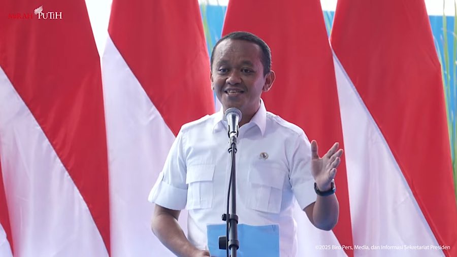 Menteri ESDM Bahlil Lahadalia saat groundbreaking ekosistem industri baterai kendaraan listrik, Karawang, Minggu (29/6/2025). (Youtube Serpres)