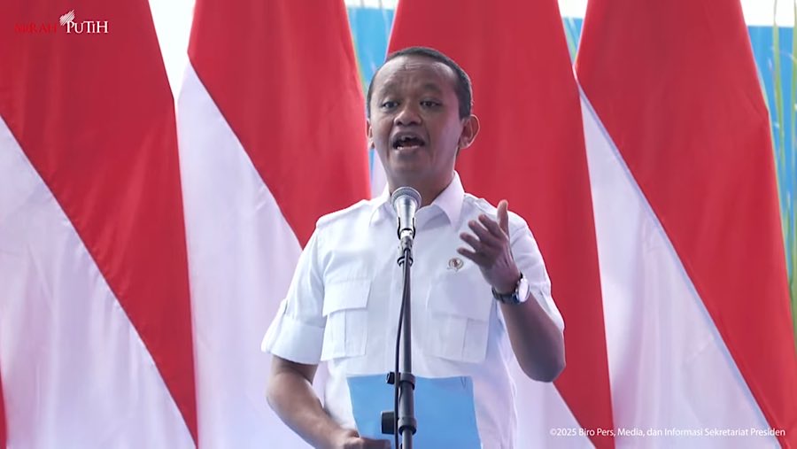 Menteri ESDM Bahlil Lahadalia saat groundbreaking ekosistem industri baterai kendaraan listrik, Karawang, Minggu (29/6/2025). (Youtube Serpres)