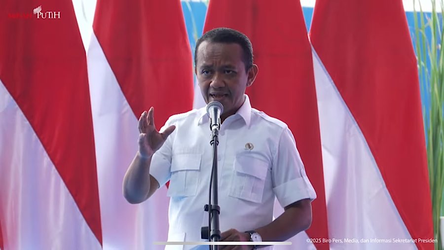 Menteri ESDM Bahlil Lahadalia saat groundbreaking ekosistem industri baterai kendaraan listrik, Karawang, Minggu (29/6/2025). (Youtube Serpres)