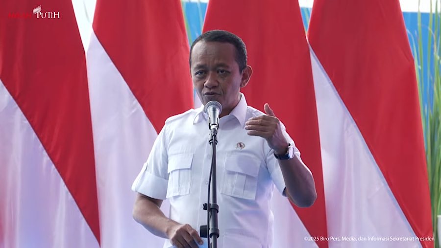 Menteri ESDM Bahlil Lahadalia saat groundbreaking ekosistem industri baterai kendaraan listrik, Karawang, Minggu (29/6/2025). (Youtube Serpres)