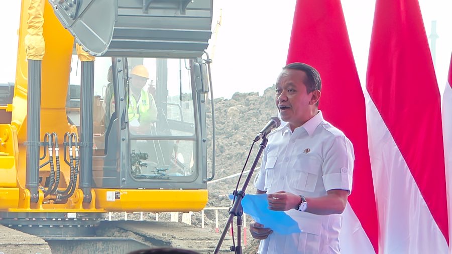 Menteri ESDM Bahlil Lahadalia saat groundbreaking industri baterai kendaraan listrik di Karawang, Minggu (29/6/2025) (Bloomberg Technoz/Artha Adventy)