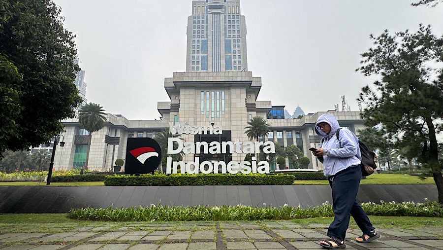 Warga berjalan di depan gedung Wisma Danantara Indonesia di jalan Jend. Gatot Subroto, Minggu (29/6/2026). (Bloomberg Technoz/Andrean Kristianto)
