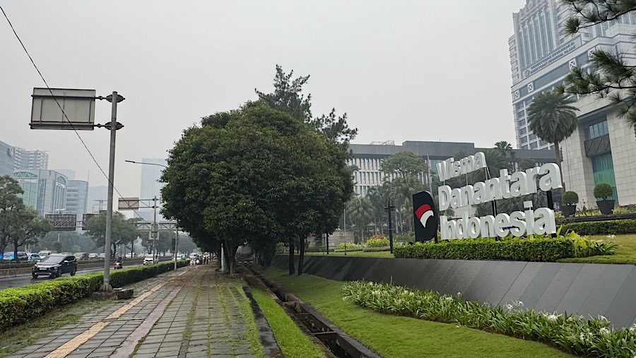 Kendaraan melintas di depan gedung Wisma Danantara Indonesia di jalan Jend. Gatot Subroto, Minggu (29/6/2026). (Bloomberg Technoz/Andrean Kristianto)
