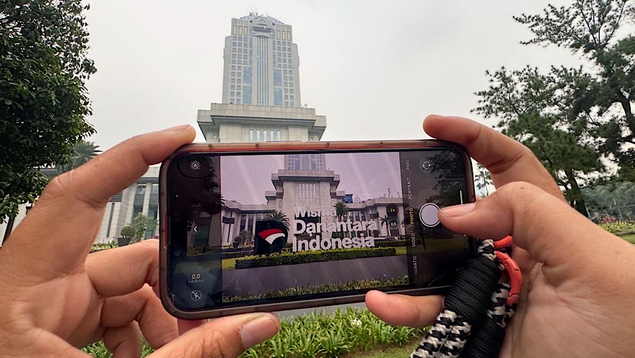 Warga memfoto gedung Wisma Danantara Indonesia di jalan Jend. Gatot Subroto, Jakarta, Minggu (29/6/2026). (Bloomberg Technoz/Andrean Kristianto)