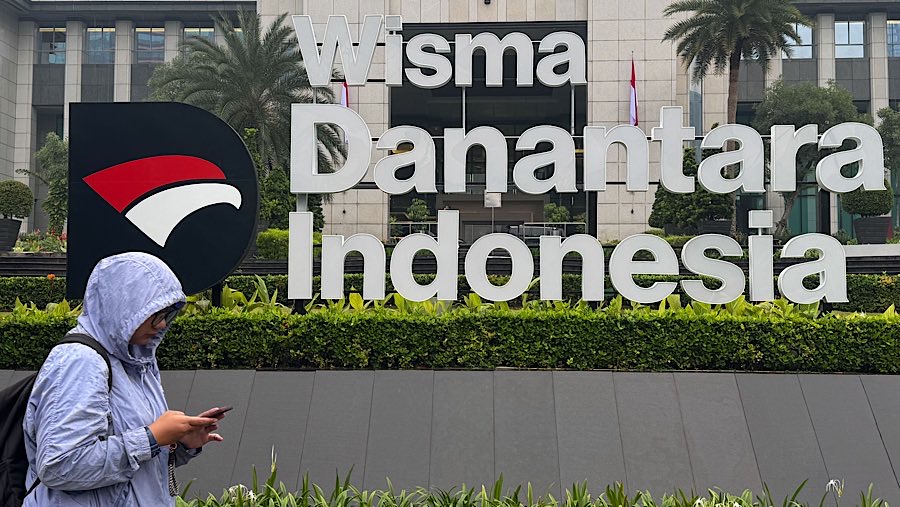 Warga berjalan di depan gedung Wisma Danantara Indonesia di jalan Jend. Gatot Subroto, Minggu (29/6/2026). (Bloomberg Technoz/Andrean Kristianto)
