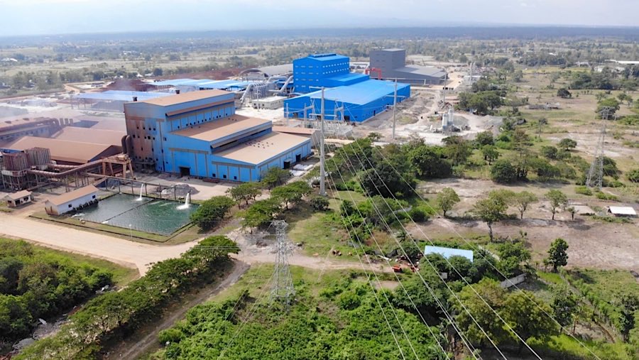 Jaringan transmisi SUTT 150 kV PLN yang memasok listrik untuk industri pemurnian nikel di Bantaeng, Sulawesi Selatan. (Dok. PLN)
