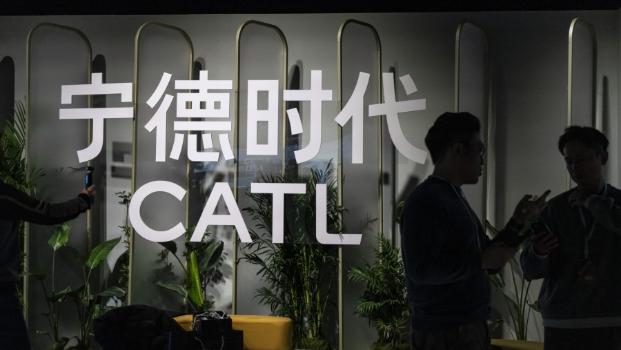 Papan logo untuk Contemporary Amperex Technology Co. (CATL)./Bloomberg-Qilai Shen