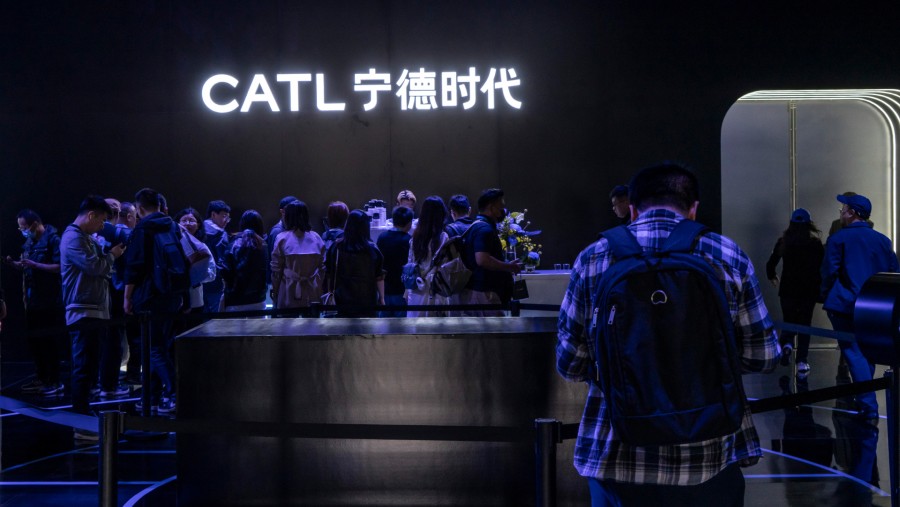 Papan logo Contemporary Amperex Technology Co. (CATL) ditampilkan selama acara Tech Day di Shanghai, China./Bloomberg-Qilai Shen