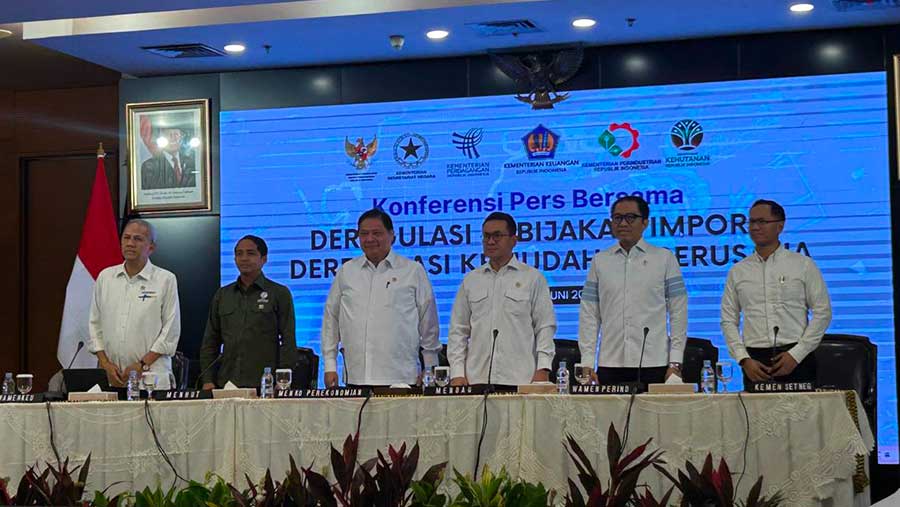 Menteri-menteri ekonomi Kabinet Merah Putih dalam konferensi pers Deregulasi Kebijakan Impor di Kemendag (30/6/2025). (Bloomberg Technoz/Ibnu Affan)