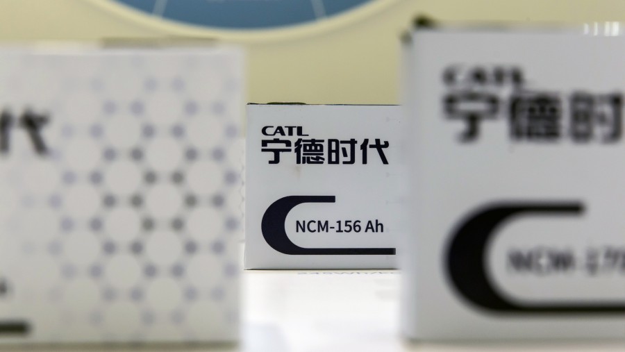Baterai kendaraan dipajang di pusat penyambutan di kantor pusat Contemporary Amperex Technology Co. (CATL) di Fujian, China./Bloomberg-Qilai Shen
