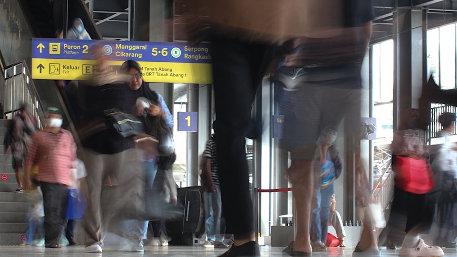 Dengan adanya peron baru, KAI Commuter mengubah pola operasi perjalanan Commuter Line atau KRL. (Bloomberg Technoz/Andrean Kristianto)