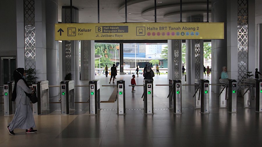 Sistem satu arah diterapkan untuk meningkatkan ketertiban dan menghindari penumpukan penumpang di satu titik. (Bloomberg Technoz/Andrean Kristianto)