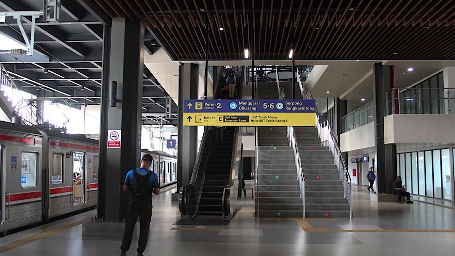 Gedung baru ini dilengkapi 11 eskalator, 6 lift, guiding block, serta jalur dan toilet ramah disabilitas. (Bloomberg Technoz/Andrean Kristianto)