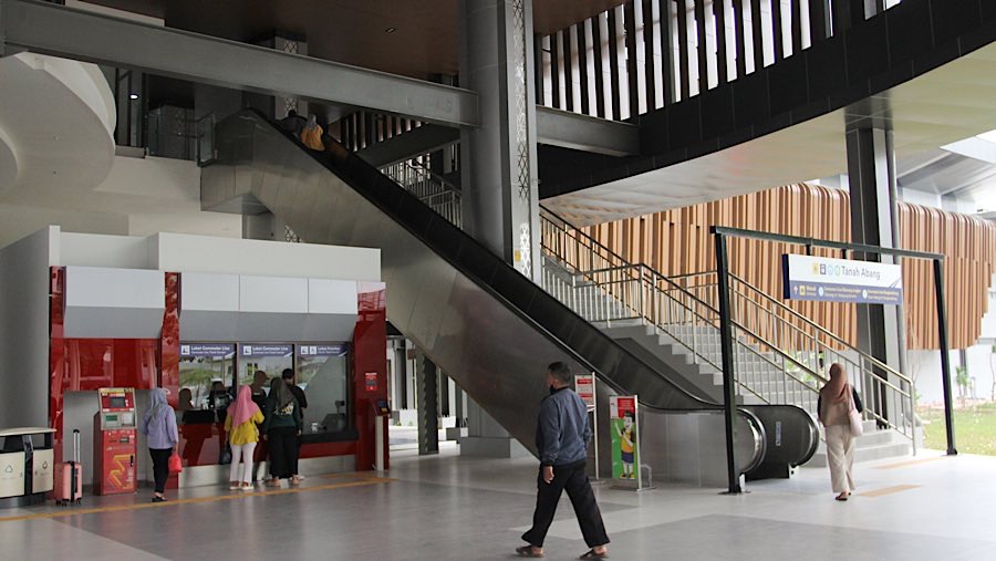 Wajah baru Stasiun Tanah Abang kini memiliki desain modern dan ruang lebih luas dibandingkan sebelumnya. (Bloomberg Technoz/Andrean Kristianto)