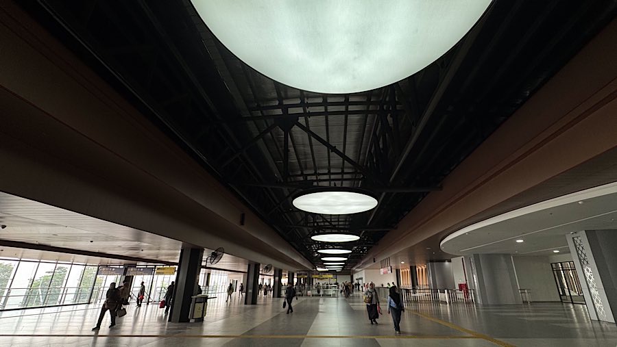 Revitalisasi tersebut mencakup pembangunan gedung baru dan jalur peron. (Bloomberg Technoz/Andrean Kristianto)