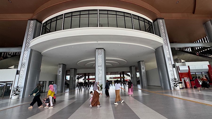 Stasiun Tanah Abang kini memiliki wajah baru setelah adanya revitalisasi. (Bloomberg Technoz/Andrean Kristianto)