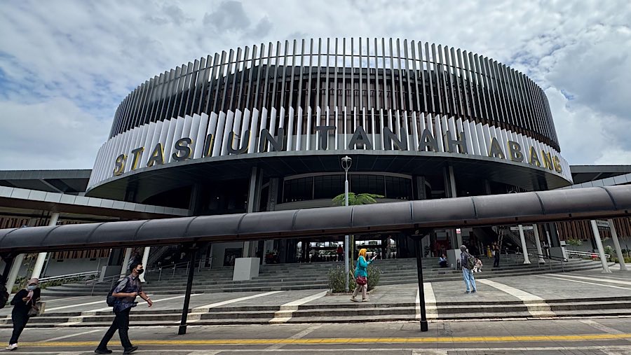 Penumpang Commuter Line (krl) beraktivitas di Stasiun Tanah Abang, Jakarta, Senin (30/6/2025). (Bloomberg Technoz/Andrean Kristianto)