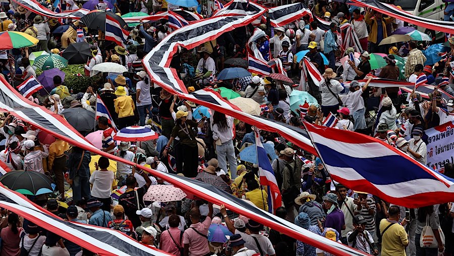 Sejumlah massa melakukan demo antipemerintah di Bangkok, Thailand, Sabtu (28/6/2025). (Valeria Mongelli/Bloomberg)