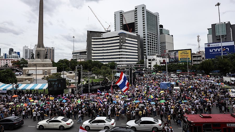 Aksi ini dipicu oleh kontroversi terkait percakapan teleponnya dengan mantan pemimpin Kamboja, Hun Sen. (Valeria Mongelli/Bloomberg)