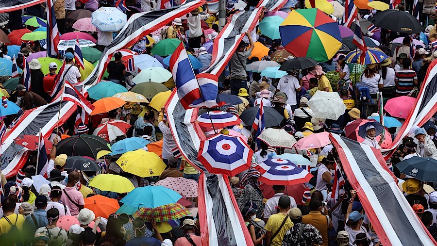 Sejumlah massa melakukan demo antipemerintah di Bangkok, Thailand, Sabtu (28/6/2025). (Valeria Mongelli/Bloomberg)