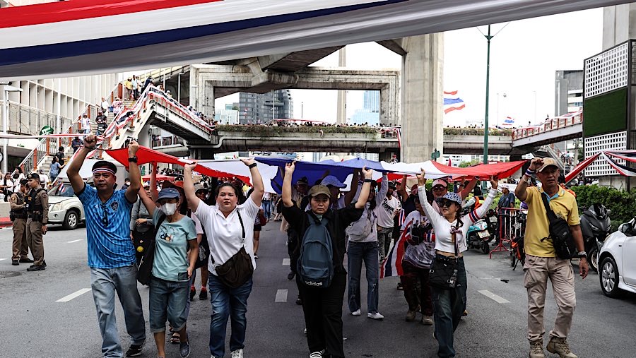 Para demonstran turun ke jalan menuntut pengunduran diri Perdana Menteri Paetongtarn Shinawatra. (Valeria Mongelli/Bloomberg)