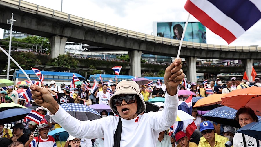 Sejumlah massa melakukan demo antipemerintah di Bangkok, Thailand, Sabtu (28/6/2025). (Valeria Mongelli/Bloomberg)