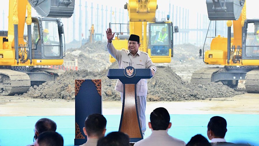 Presiden Prabowo Subianto saat Groundbreaking Ekosistem Baterai Kendaraan Listrik di Karawang, Minggu (29/6). (Biro KLIK Kementerian ESDM)