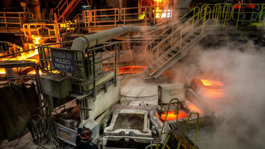 Smelter, tempat tembaga dilebur lalu ditempatkan dalam cetakan dan didinginkan, di fasilitas pemrosesan di Machali, Cile./Bloomberg-Cristobal Olivares