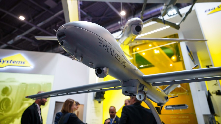 Drone Hermes 900 milik Elbit Systems Ltd. asal Israel dalam pemeran teknologi pertahanan di Brno, Republik Ceko. (Milan Jaros/Bloomberg)