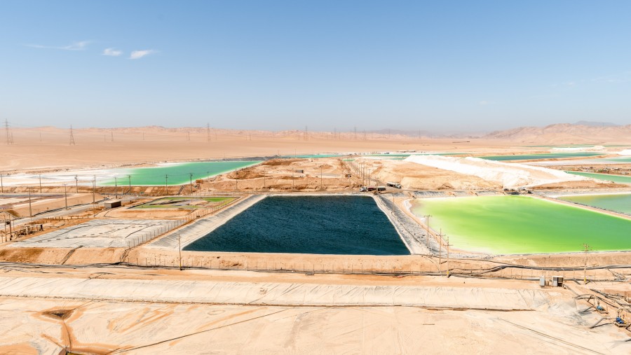 Kolam air garam di pabrik kimia SQM di Antofagasta, Cile. (Fotografer: Cristobal Olivares/Bloomberg)