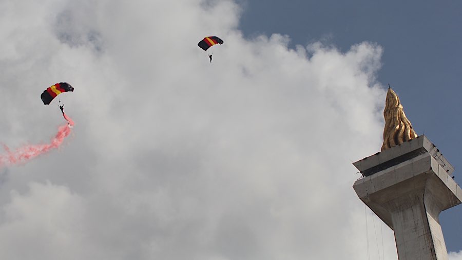 Dalam rangkaian upacara perayaan Hari Bhayangkara ke-79, Polri juga menghadirkan aksi terjun payung. (Bloomberg Technoz/Andrean Kristianto)