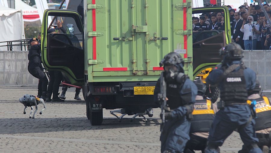 Robot berkaki empat itu lalu dengan mengelilingi truk dan meneliti bagian bawah truk. (Bloomberg Technoz/Andrean Kristianto)