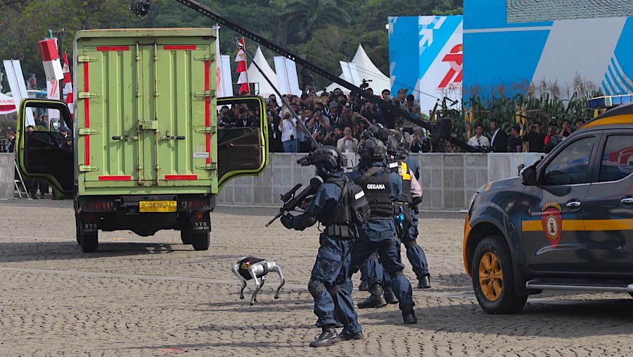 Robot i-K9 tersebut turut serta dalam simulasi pembajakan mobil bermuatan radioaktif oleh sekelompok penjahat. (Bloomberg Technoz/Andrean Kristianto)