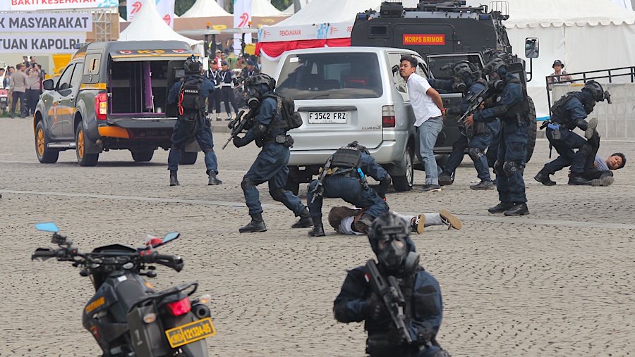 Sumulasi tersebut menggambarkan kesiapsiagaan Polri dalam menjaga keamanan. (Bloomberg Technoz/Andrean Kristianto)